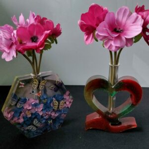 Uniek vaasje van epoxy hars.