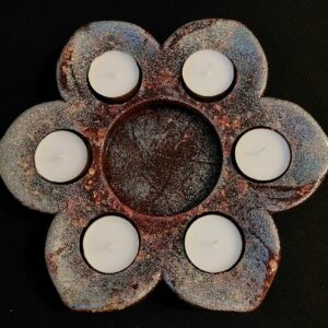 Unieke schaal in bloemvorm voor 6 waxinelichtjes.