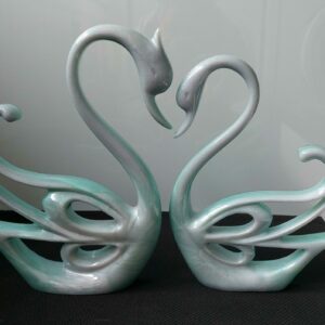 Uniek zwanenkoppel van epoxyhars.