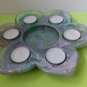 Unieke schaal in bloemvorm voor 6 waxinelichtjes.