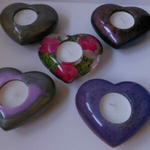 Waxinelichthouder in hart vorm.