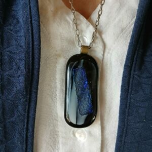 ketting met glasfusing hanger zwart/grijs/glimmend blauw