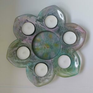 Unieke schaal in bloemvorm voor 6 waxinelichtjes.