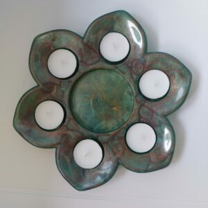 Unieke schaal in bloemvorm voor 6 waxinelichtjes.