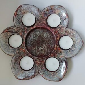 Unieke schaal in bloemvorm voor 6 waxinelichtjes.