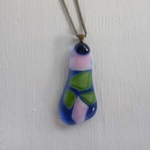 ketting met glasfusing hanger blauw/groen/roze
