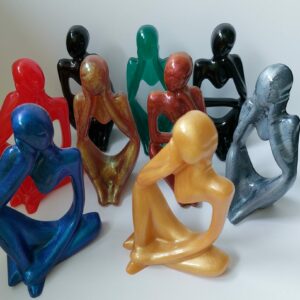Unieke denkers van epoxy hars in diverse kleuren.