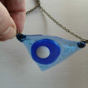ketting met glasfusing hanger blauw/wit