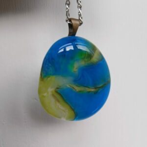 ketting met glasfusing hanger blauw/geel