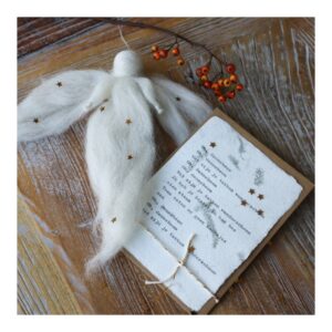 Een kerstengeltje van wol en een getypt kerstkaartje