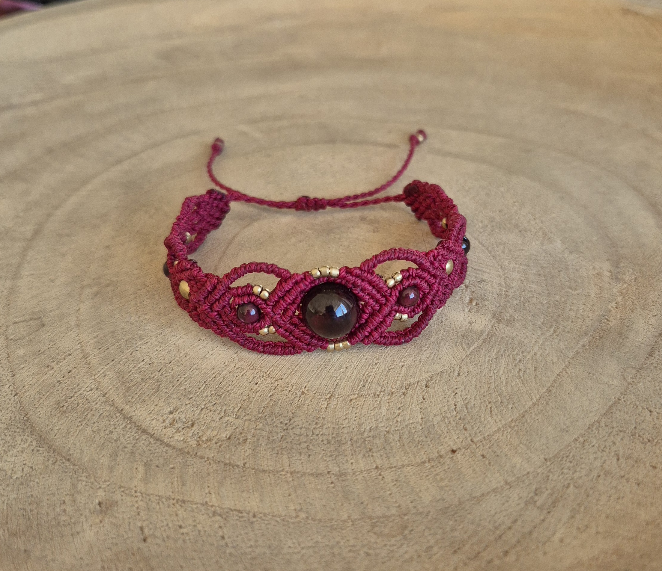 Carin's Macramé warm rode armband met Granaat - Afbeelding 2