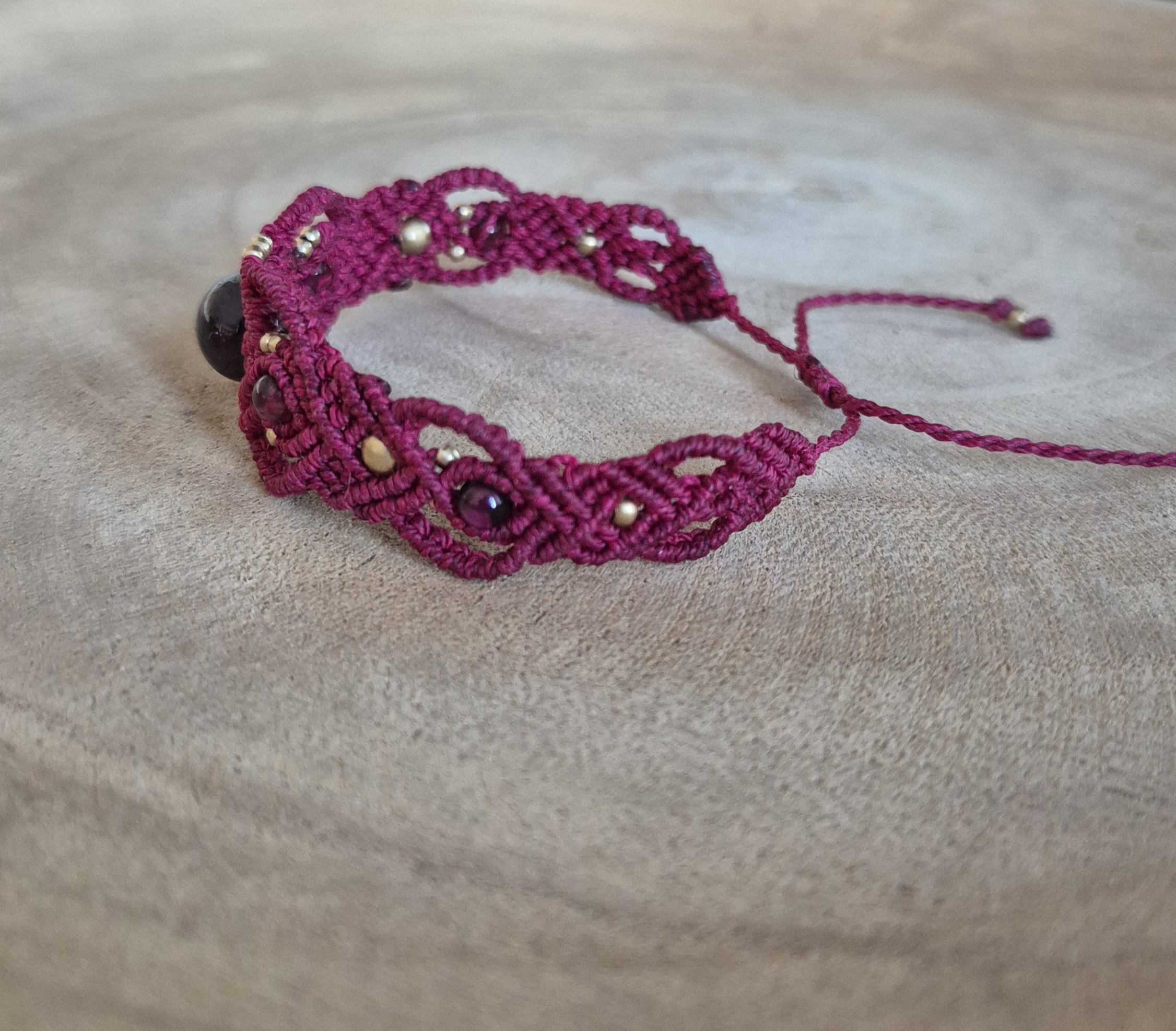 Carin's Macramé warm rode armband met Granaat - Afbeelding 3