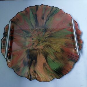 Prachtig dienblad met metalen greepjes.