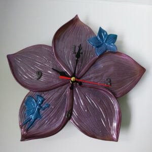 Leuke klok in bloemvorm.