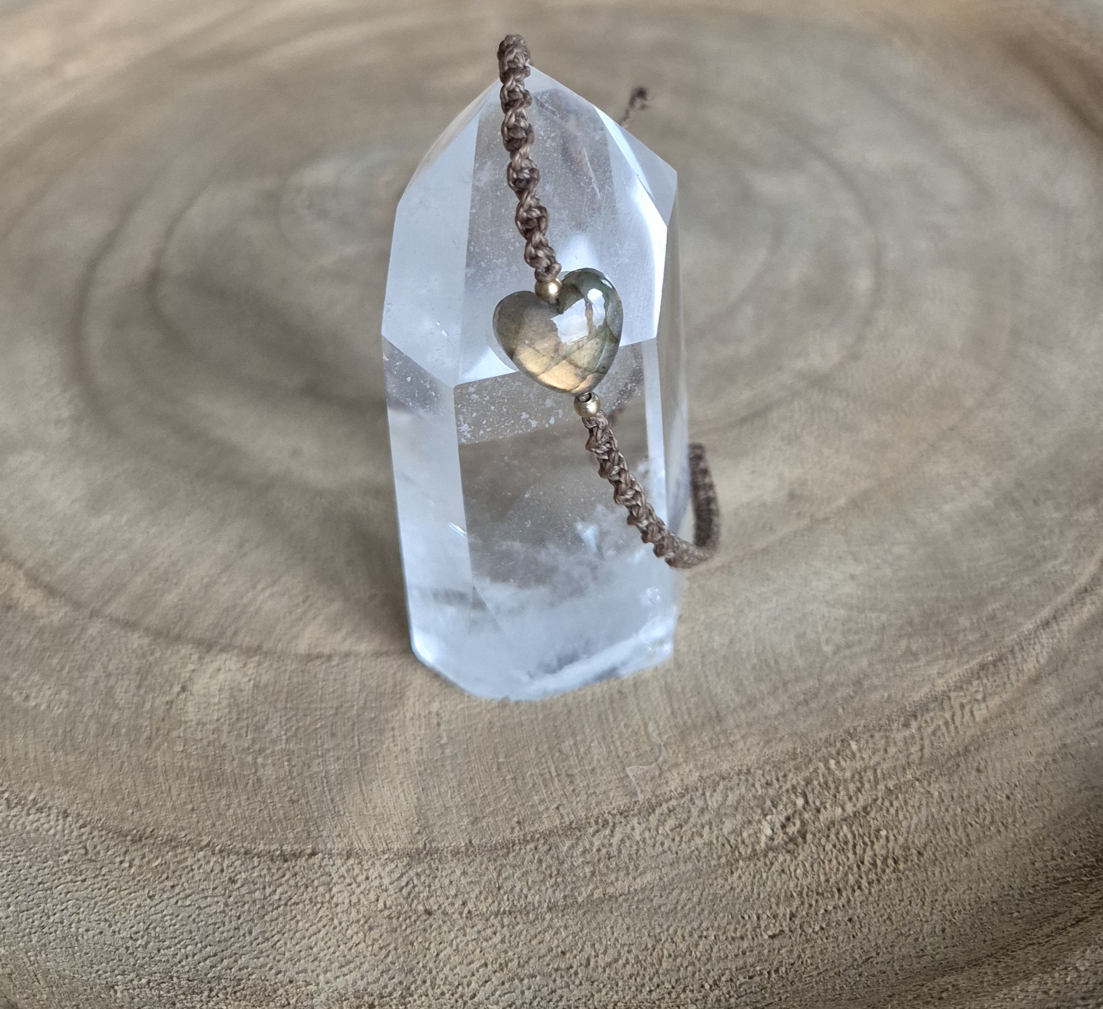 Carins Macrame armbandje bruin met Labradoriet hartje - Afbeelding 2