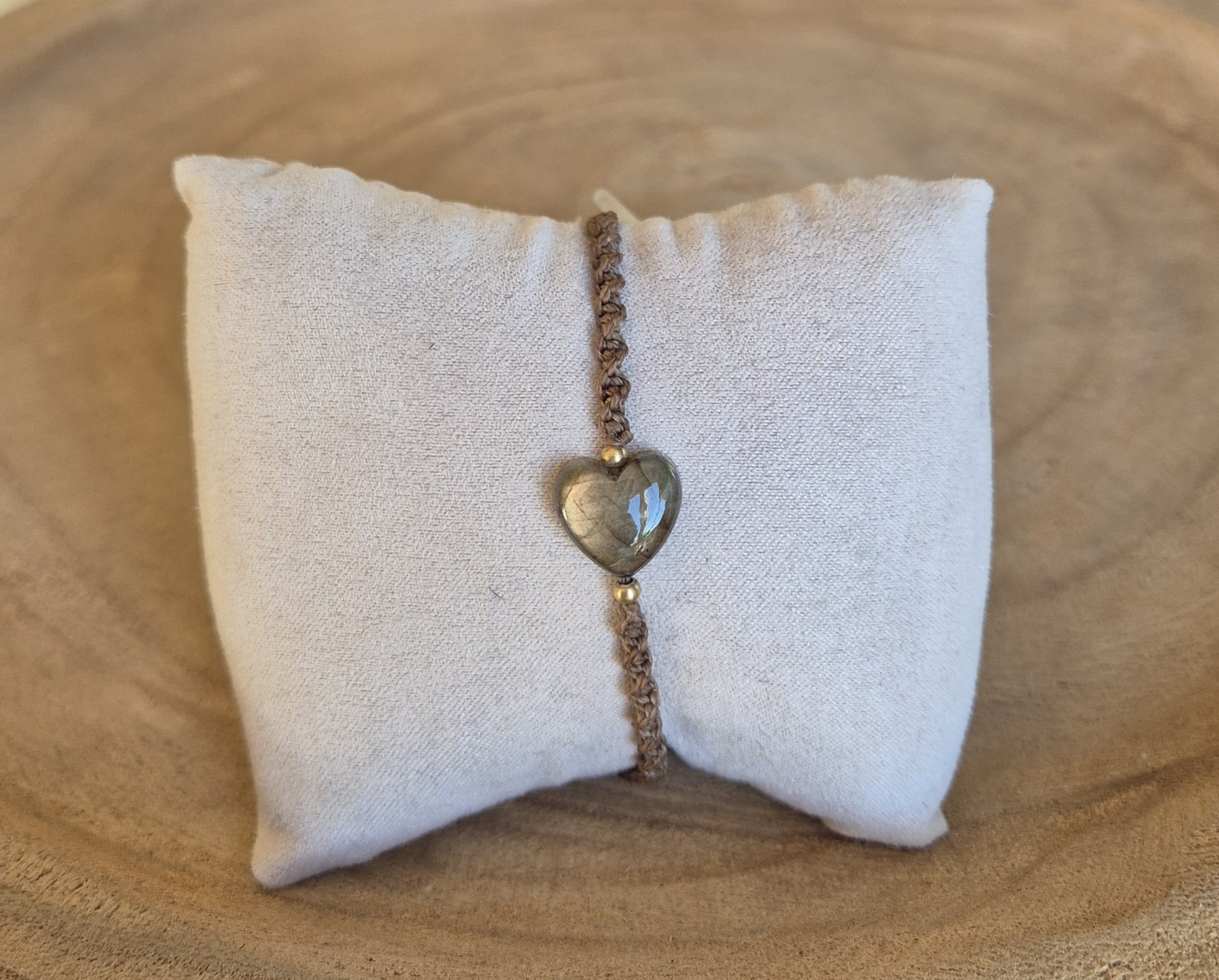 Carins Macrame armbandje bruin met Labradoriet hartje