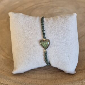 Carins Macrame armbandje groen met Labradoriet hartje
