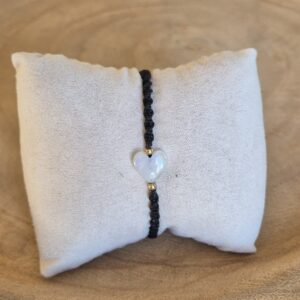 Carins Macrame armbandje zwart Regenboog maansteen