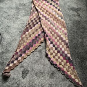 Lange wollen sjaal gehaakt