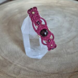 Carin's Macramé warm rode armband met Granaat