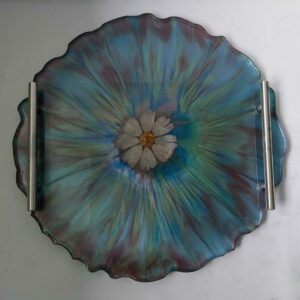 Prachtig dienblad met metalen greepjes.