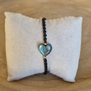 Carins Macrame armbandje met Labradoriet hartje zwart