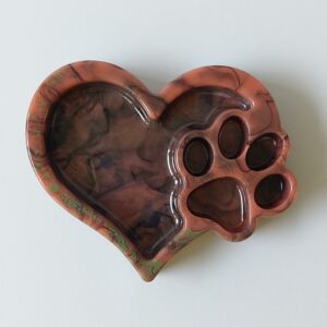 Schaaltje in hartvorm met pootje.