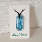 glazen hanger met blauwe bubbels met zwarten ketting
