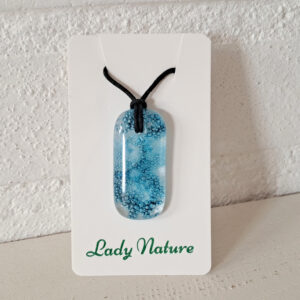 glazen hanger met blauwe bubbels met zwarten ketting