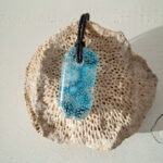glazen hanger met blauwe bubbels met zwarte ketting