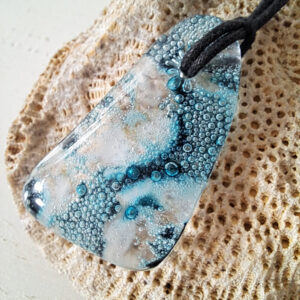 hanger van gesmolten glas,oceaan hanger,zee ketting,zee hanger, glazen zee hanger,gesmolten glazen hanger in ijsblauw wit en zwart,versmolten glas hanger,ijsblauwe hanger van glas,