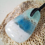 glazen zeegezicht hanger met zwarte ketting