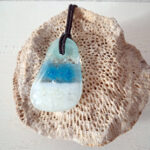 glazen zeegezicht hanger met zwarte ketting