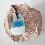 glazen zeegezicht hanger met zwarte ketting