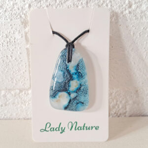 gesmolten glazen hanger met zwarte ketting in aqua blauw wit en zwart