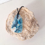 gesmolten glazen hanger met zwarte ketting in aqua blauw wit en zwart
