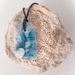 gesmolten glazen hanger met zwarte ketting in aqua blauw wit en zwart
