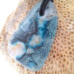 gesmolten glazen hanger met zwarte ketting in aqua blauw wit en zwart