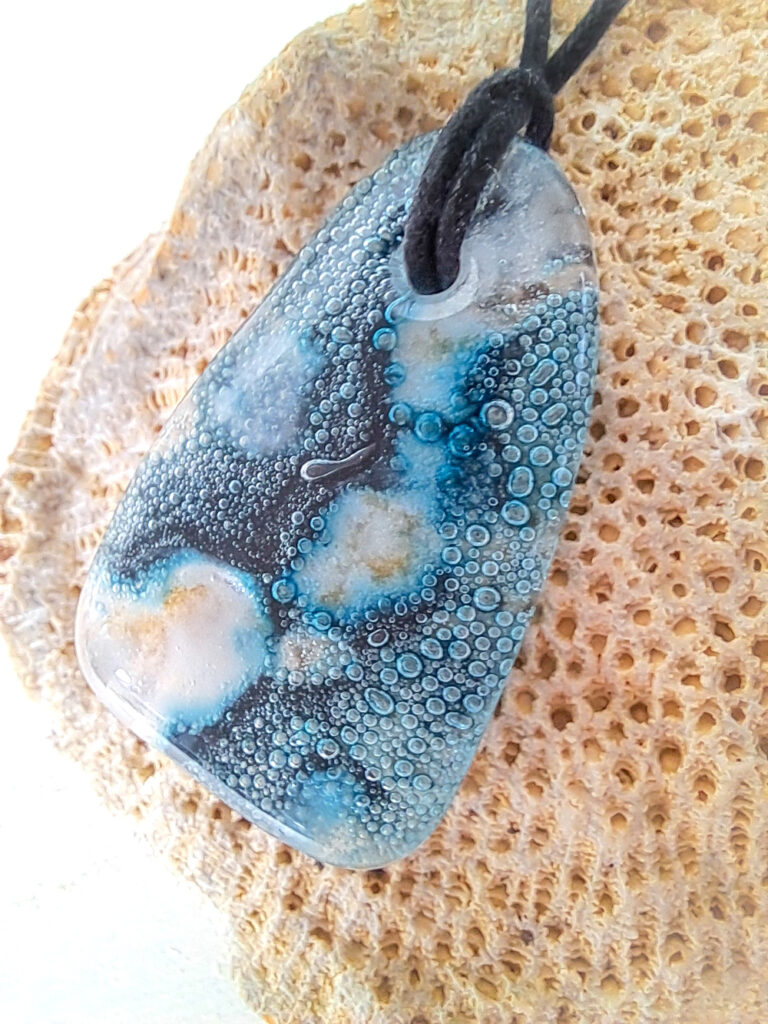gesmolten glazen hanger met zwarte ketting in aqua blauw wit en zwart