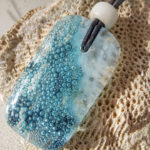 versmolten glazen hanger met aqua blauw zeegezicht