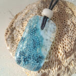 versmolten glazen hanger met aqua blauw zeegezicht