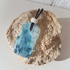 versmolten glazen hanger met aqua blauw zeegezicht