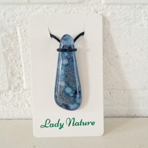 gesmolten diepblauwe hanger met bubbels met zwarte ketting