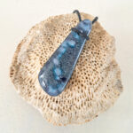 gesmolten diepblauwe hanger met bubbels met zwarte ketting