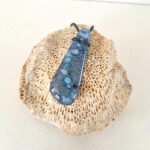 gesmolten diepblauwe hanger met bubbels met zwarte ketting