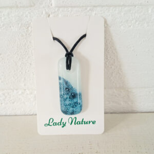 versmolten glazen hanger met zeegezicht en zwarte ketting