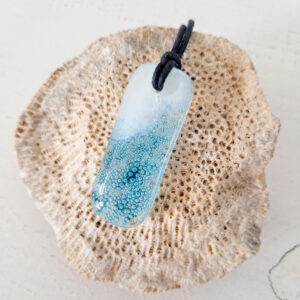 Gesmolten glazen hanger met aqua blauw zeegezicht, kustlijn. Met zwarte ketting