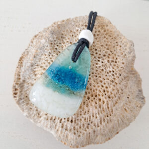 Gesmolten glazen hanger met zeegezicht en handelskraal met zwarte ketting