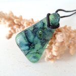 gesmolten hanger in flesroen donkerblauw zwart. inlusief zwarte keting