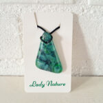 gesmolten hanger in flesroen donkerblauw zwart. inlusief zwarte keting